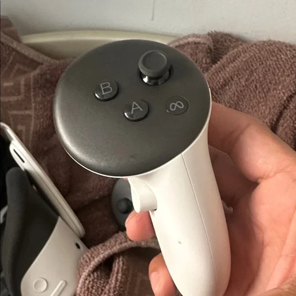 Meta Quest 3S+Batman Download with Controllers Fully functional With no Issues - Picture 6 of 9